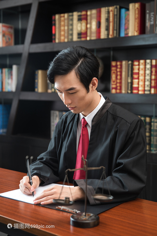 男律師